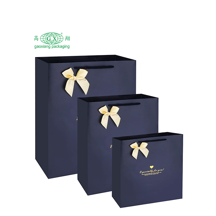 Bolsa de papel de cartón impresa con logotipo azul personalizado de lujo con asa de lazo de cinta para cajas de compras de regalos
