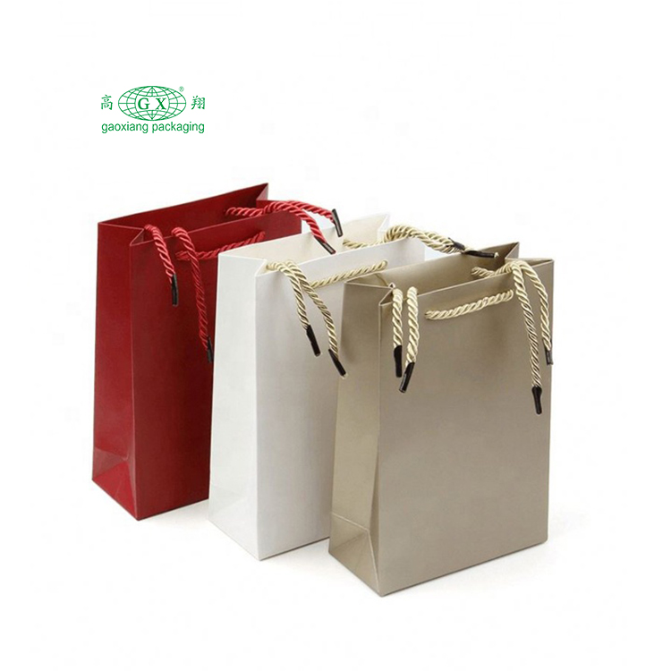 Bolsa de embalaje de papel con logotipo de diseño de lujo impreso personalizado, bolsas de regalo de papel con asas